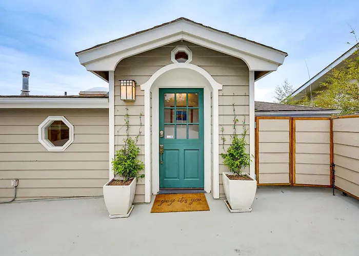 Summerland Home W/ Beach Supplies: Walk To Beach!