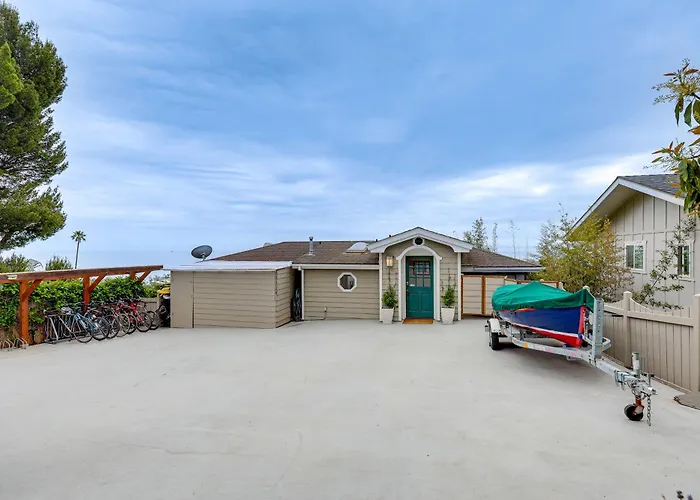 Summerland Home W/ Beach Supplies: Walk To Beach!