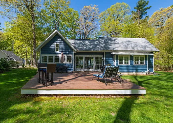 My Blue Haven - Shared Lake Access Across The Street! Glamorous Home!