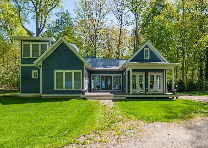My Blue Haven - Shared Lake Access Across The Street! Glamorous Home!