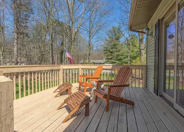 Pure Hygge - 1 Block Off Lake, Tranquil & Pet Friendly