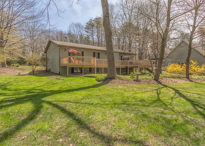 Pure Hygge - 1 Block Off Lake, Tranquil & Pet Friendly