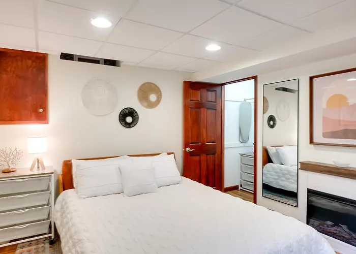 Cozy Milwaukee Apartment W/ Deck, 2 Mi To Airport!