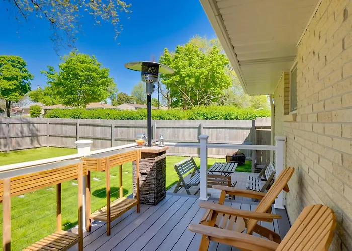 Cozy Milwaukee Apartment W/ Deck, 2 Mi To Airport!