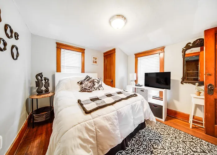 Conneaut Vacation Rental W/ Deck Near Lake Erie!