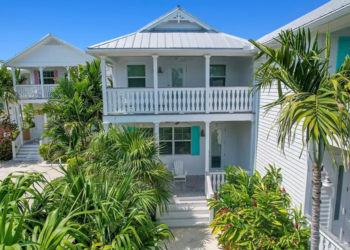 Isla Mirabelle - Waterfront Boutique Resort, Htd Pool, Dock, Walkable