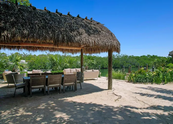 Isla Mirabelle - Waterfront Boutique Resort, Htd Pool, Dock, Walkable