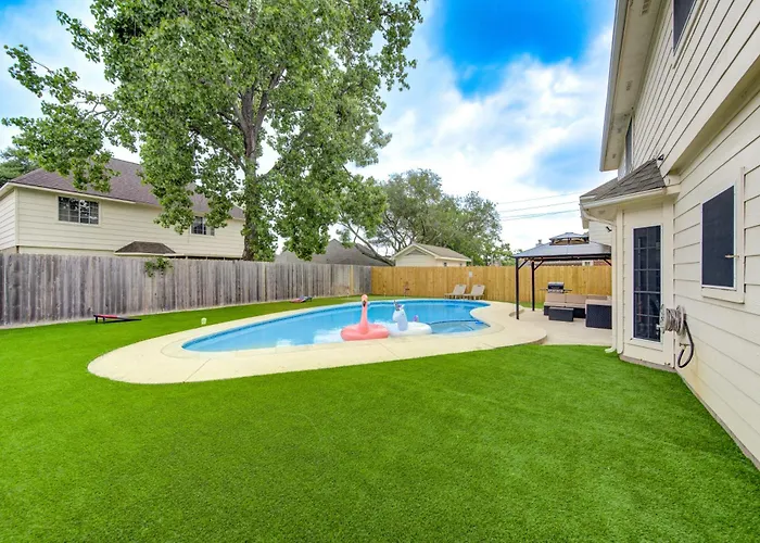Amazing Getaway Home - 4 Bedrooms 2,5 Baths - West Houston, Katy, Richmond - Huge Pool, Mini-Golf, Pingpong, Billards, Bbq, Katy Asian Town, Typhoon Waterpark, King Bed