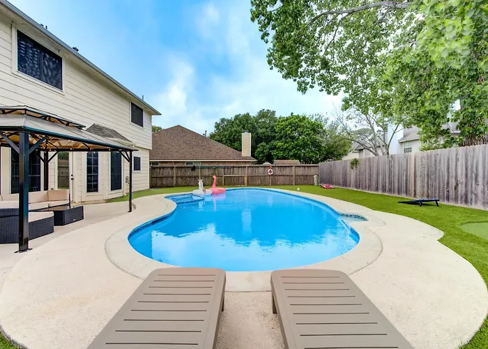 Amazing Getaway Home - 4 Bedrooms 2,5 Baths - West Houston, Katy, Richmond - Huge Pool, Mini-Golf, Pingpong, Billards, Bbq, Katy Asian Town, Typhoon Waterpark, King Bed
