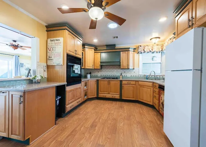Spacious House W/ Backyard, 12 Mins Drive To Disneyland!