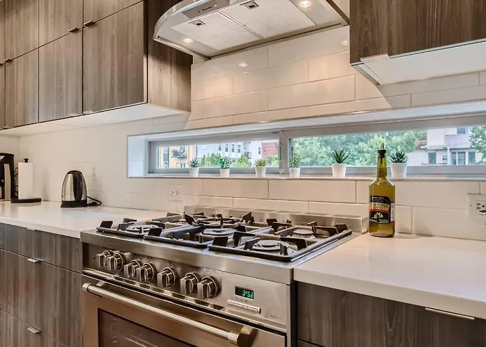 Upscale Townhome W/ Stunning Rooftop Views