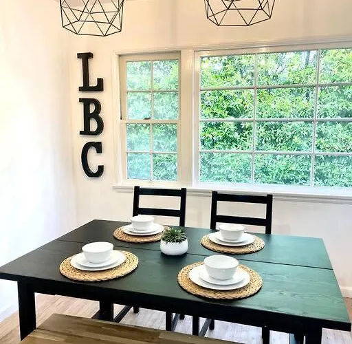Beautiful Bright Condo Steps Away From The Beach