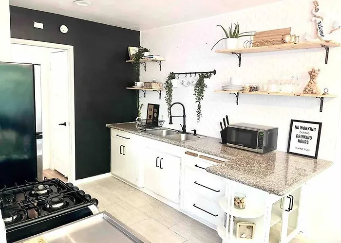Beautiful Bright Condo Steps Away From The Beach