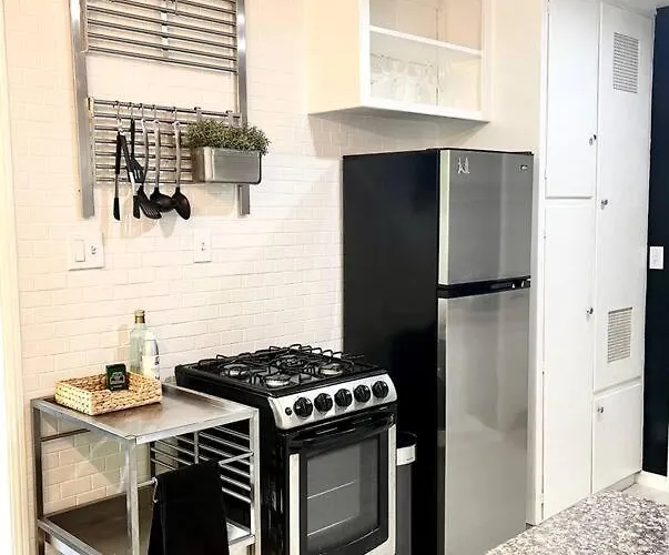 Beautiful Bright Condo Steps Away From The Beach