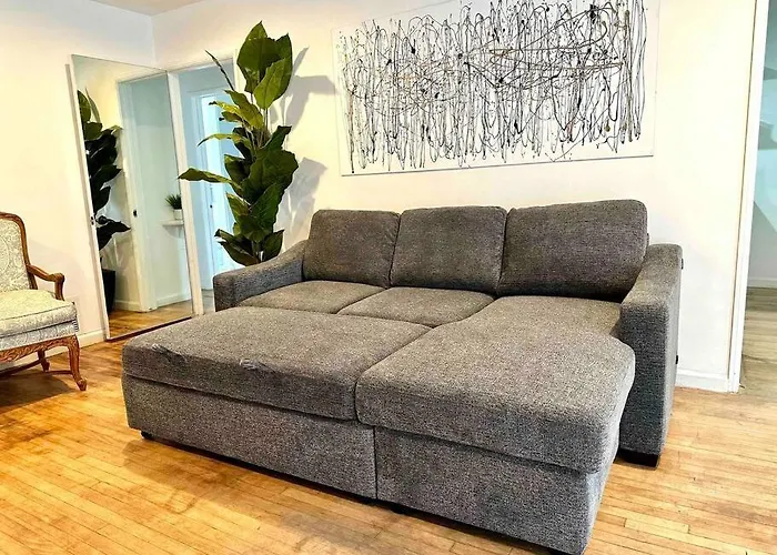 Beautiful Bright Condo Steps Away From The Beach