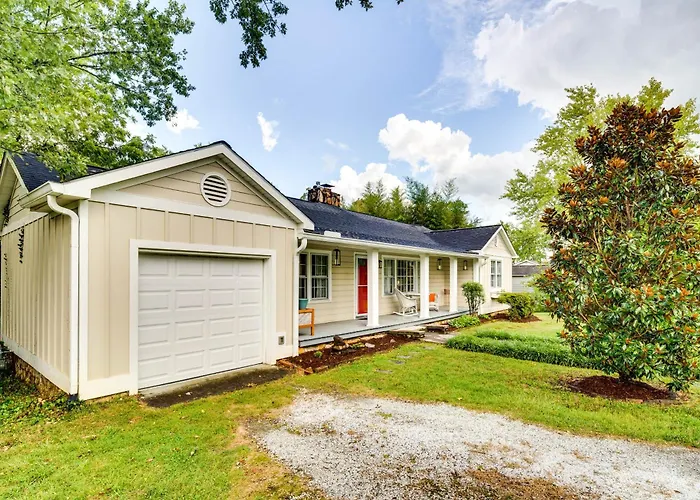 Hendersonville Haven W/ Fire Pit, Grill, Deck!