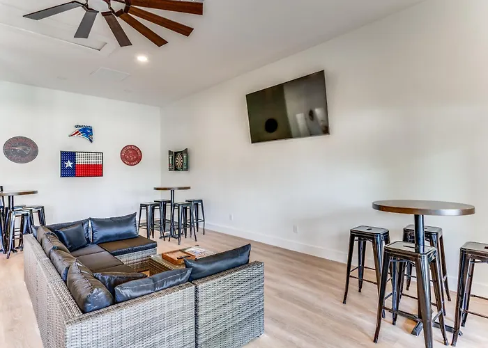 6 Bdrm Wine Country Compound On 2 Acres! Pool/Hottub & Club House