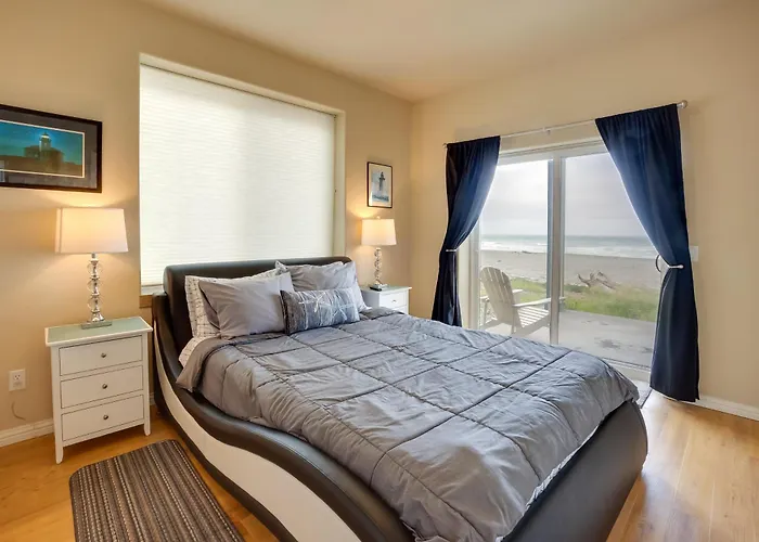 Gold Beach Retreat: Private Hot Tub + Ocean Views!