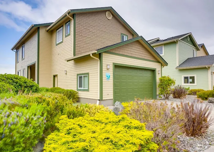 Gold Beach Retreat: Private Hot Tub + Ocean Views!