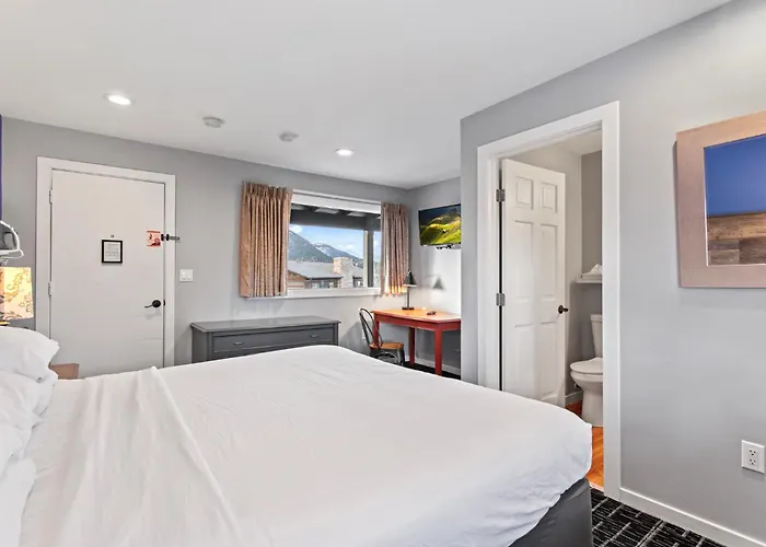 Coyote Mountain Lodge