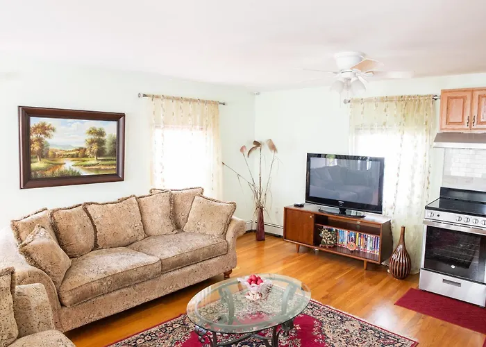 Modern Beautiful Apartment-5 Beds-Full Kitchen-Parking-Super Clean-Great For Groups