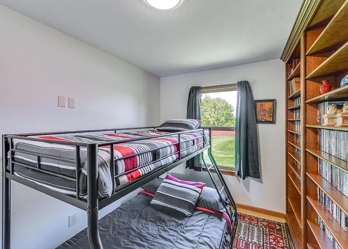 Wfh-Friendly Columbiana Vacation Rental W/ Deck!