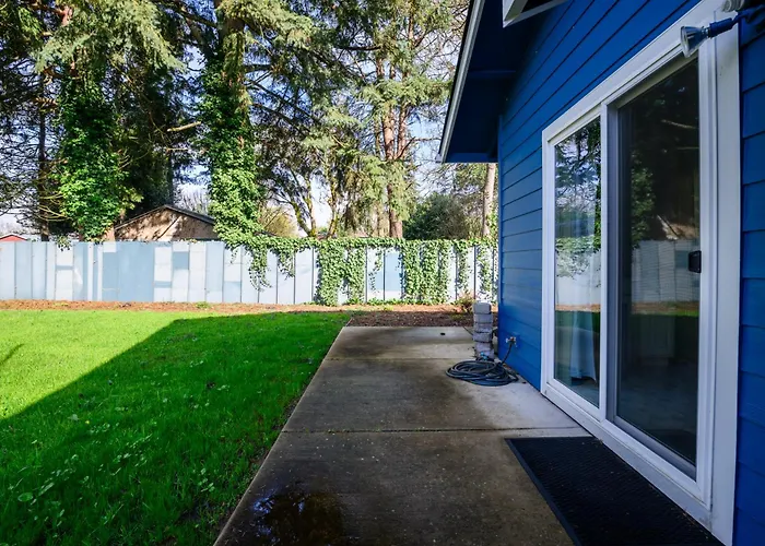 Blue House - Private 2 Bed, 2 Bath Home With Garage