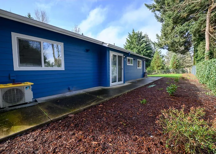 Blue House - Private 2 Bed, 2 Bath Home With Garage