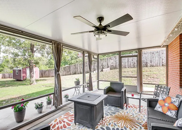 Crestview Family Home: Screened Porch & Games!