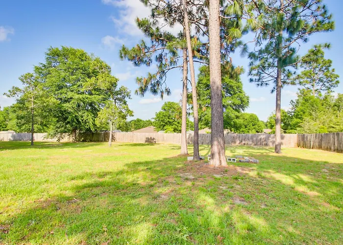 Crestview Family Home: Screened Porch & Games!