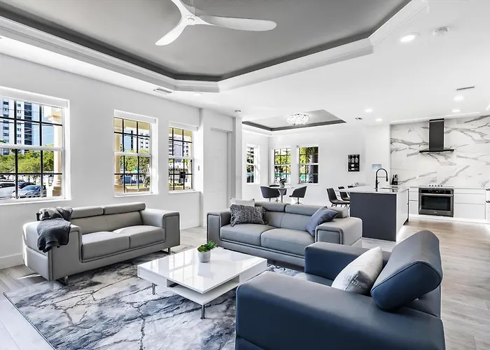 Chic & Cozy River District Townhouse