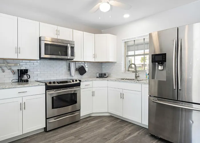 2 Bedroom 2 Bathroom Apartment In Cape Coral Yacht Club Area