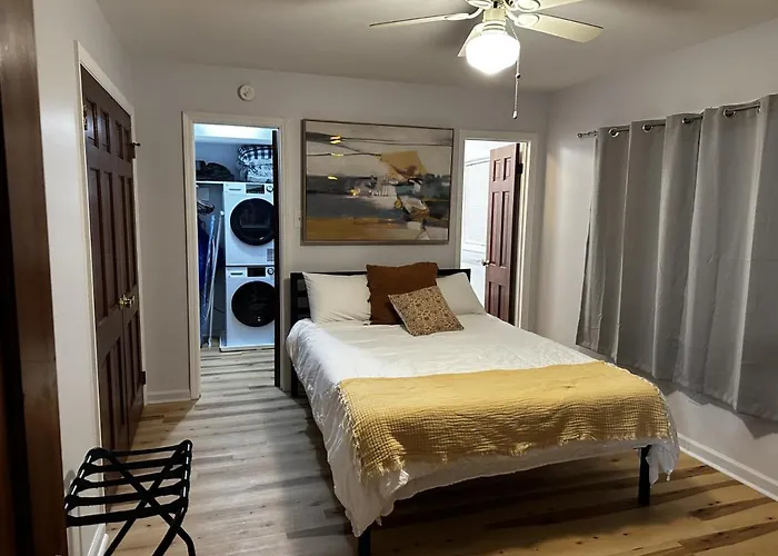 Private 1Br Mins To Downtown, Serene Backyard