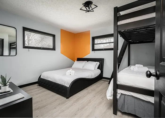 Modern 3 Bedroom Home W Hot Tub Movie Room Dog Park