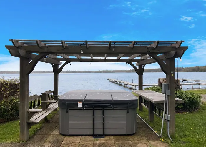 1Br Fife Lake Haven With Fire Pit & Hot Tub