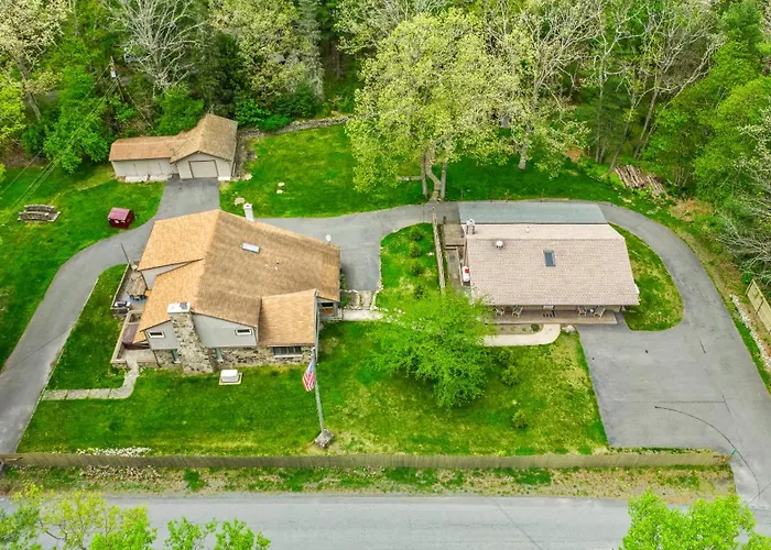2 Houses, 22+Guests, 2 Hot Tubs, Renovated, Events Welcome!