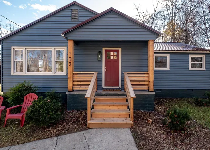 Downtown Brevard, Franklin Park & College - Updated 3Bd 2Ba Home, Pets Ok