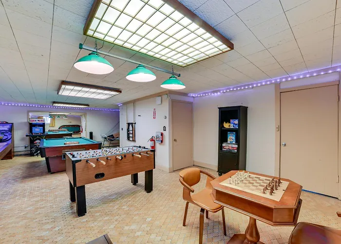 Massive Roscoe Retreat: Great For Large Groups!