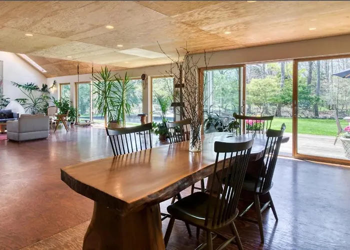 Spacious 5-Br 4-Bath Pool In East Hamptons