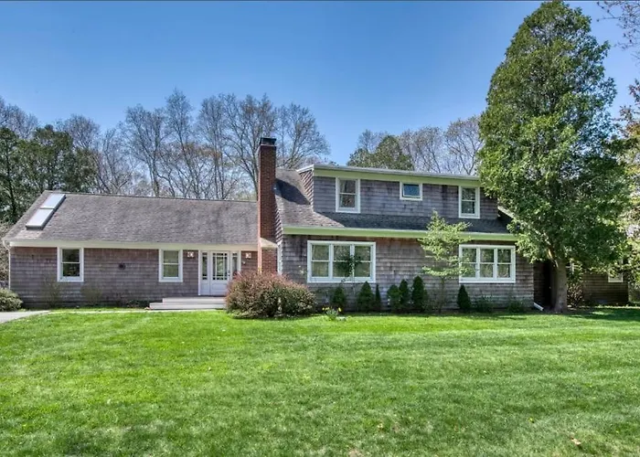 Spacious 5-Br 4-Bath Pool In East Hamptons