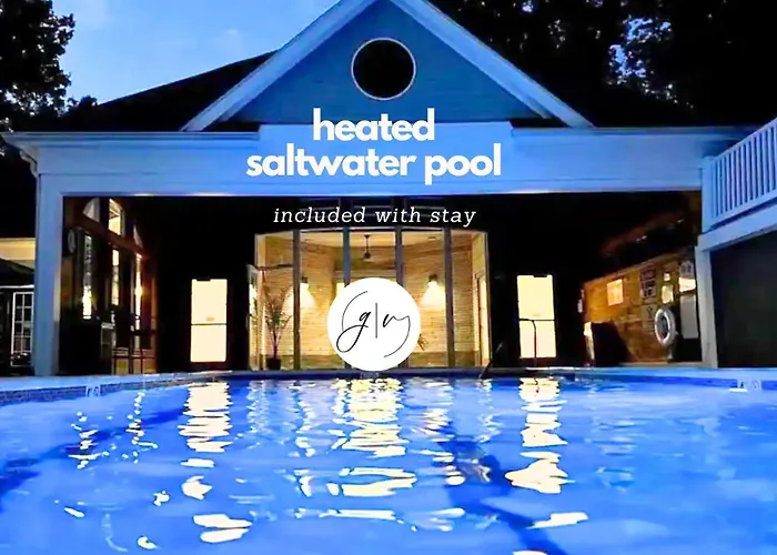 Cozy Villa 3 Mins To Mohegan- Fully Stocked With King Bed & Fireplace- Jacuzzi, Saltwater Pools, Sauna