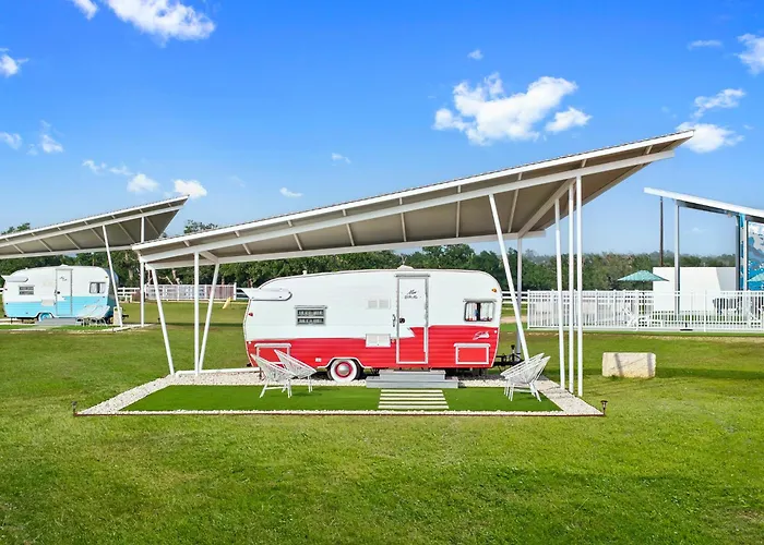 Blue Skies Resort - Glamping - Pool - Fireplace