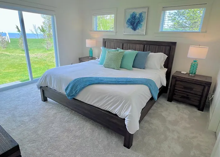 Brand New 5-Bedroom Lake Michigan Home + Hot Tub!