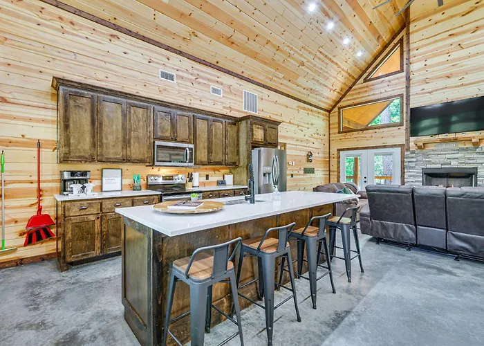 Private Hot Tub: Luxe Cabin In Broken Bow!