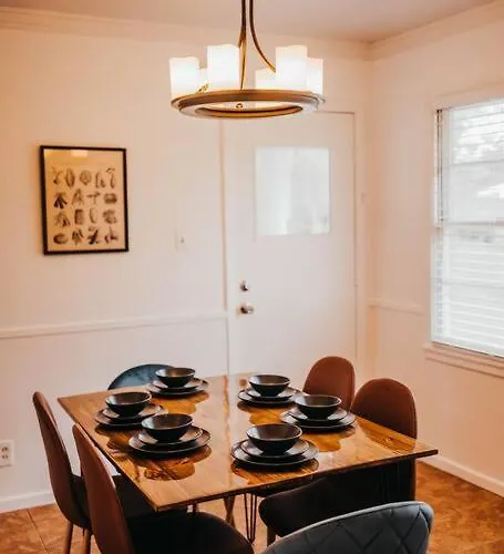 The Burrow-Cozy 3 Bdrm Hm - Free Parking