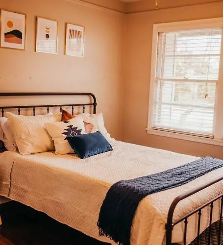 The Burrow-Cozy 3 Bdrm Hm - Free Parking