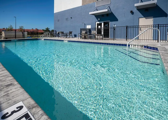 Holiday Inn Express & Suites - Fort Myers Airport By Ihg