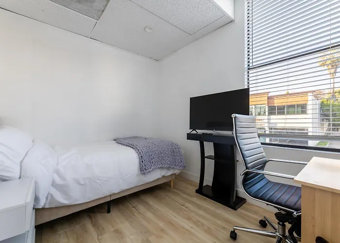 Corner View King Bed Room Center Of Pasadena