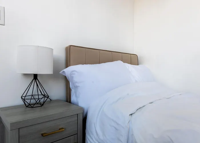 Corner View King Bed Room Center Of Pasadena