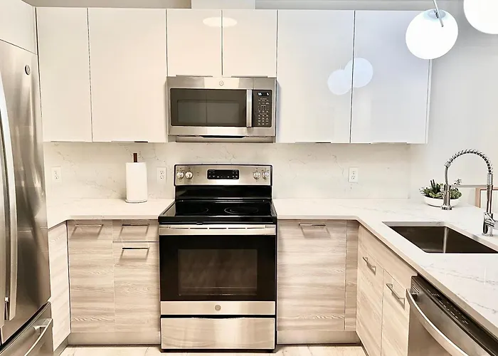 Luxury 2 Bed Apartment In Quincy